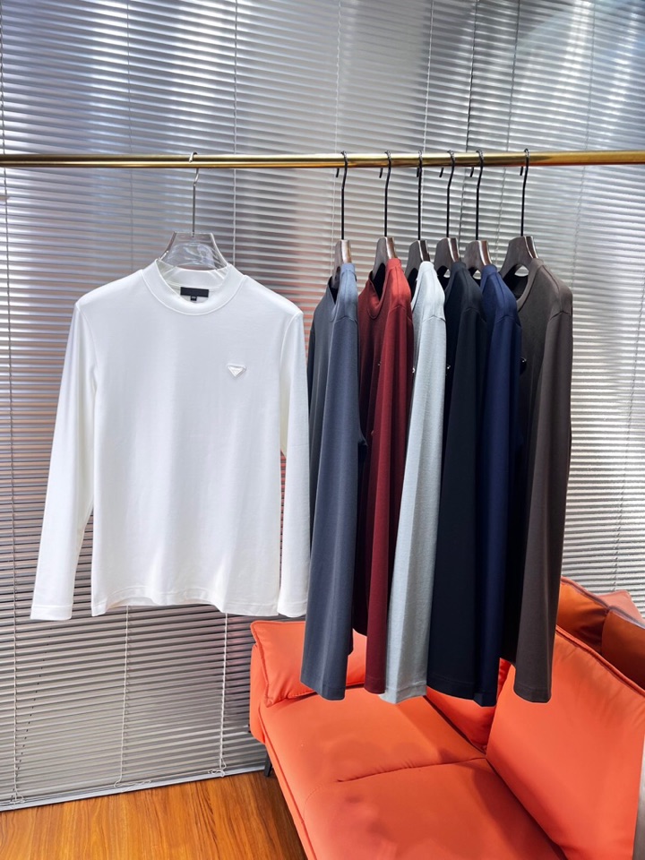 Prada 普拉达秋冬新品圆领长袖T恤，胸前品牌小logo点缀，面料采用高密度新疆长绒棉+氨纶面料，细腻