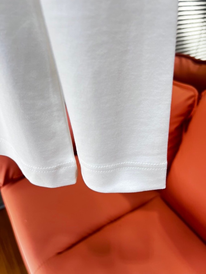 Prada 普拉达秋冬新品圆领长袖T恤，胸前品牌小logo点缀，面料采用高密度新疆长绒棉+氨纶面料，细腻