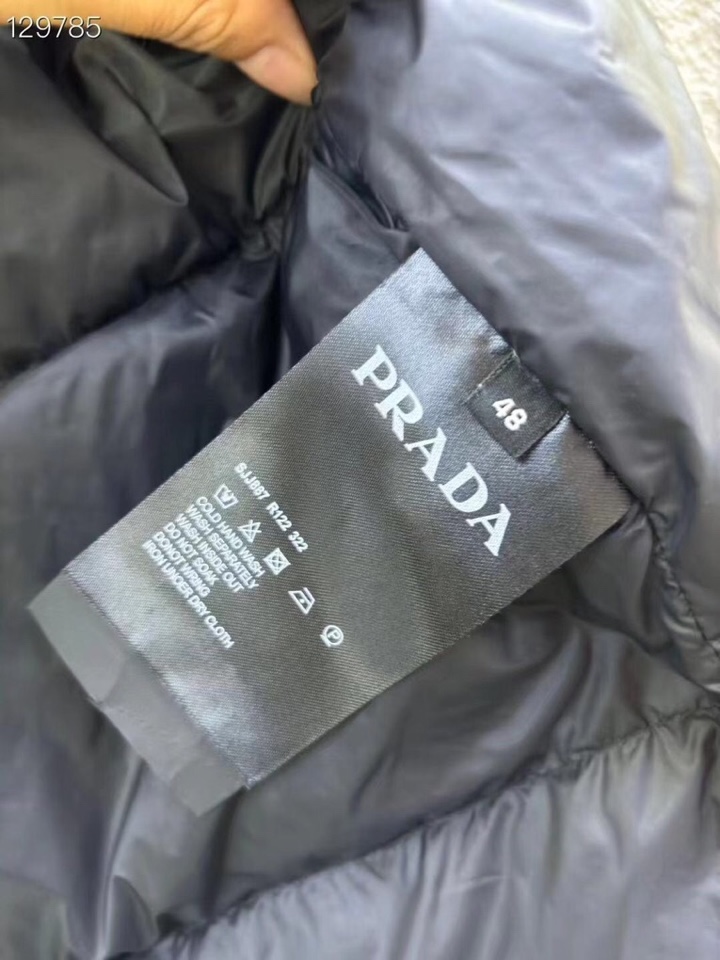 Prada 普拉达新款三角标立领羽绒马甲 这款采用国内客供顶级的尼龙织物面料面料表面的光泽感极强色泽油亮