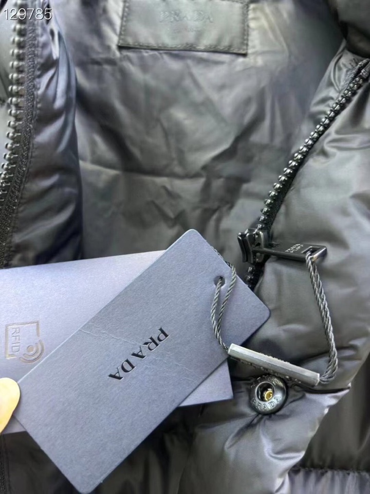 Prada 普拉达新款三角标立领羽绒马甲 这款采用国内客供顶级的尼龙织物面料面料表面的光泽感极强色泽油亮