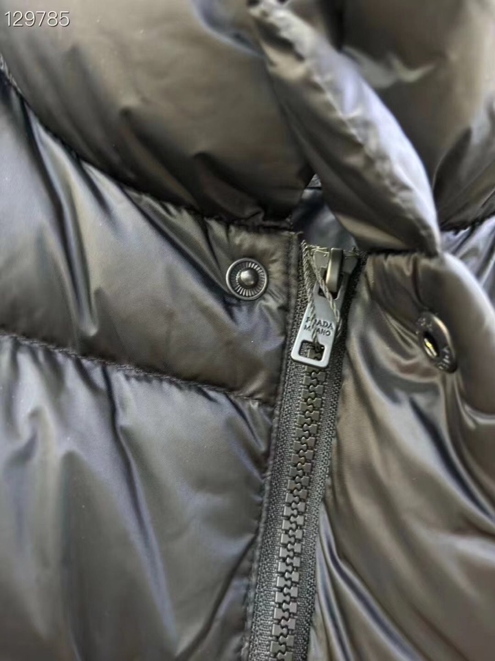 Prada 普拉达新款三角标立领羽绒马甲 这款采用国内客供顶级的尼龙织物面料面料表面的光泽感极强色泽油亮