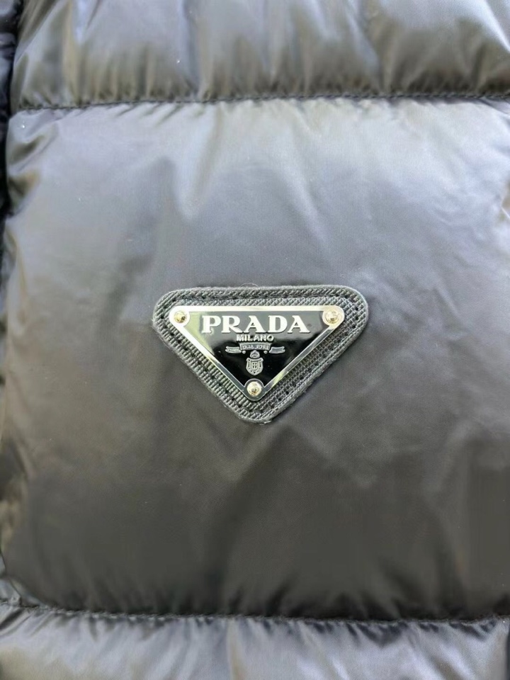 Prada 普拉达新款三角标立领羽绒马甲 这款采用国内客供顶级的尼龙织物面料面料表面的光泽感极强色泽油亮