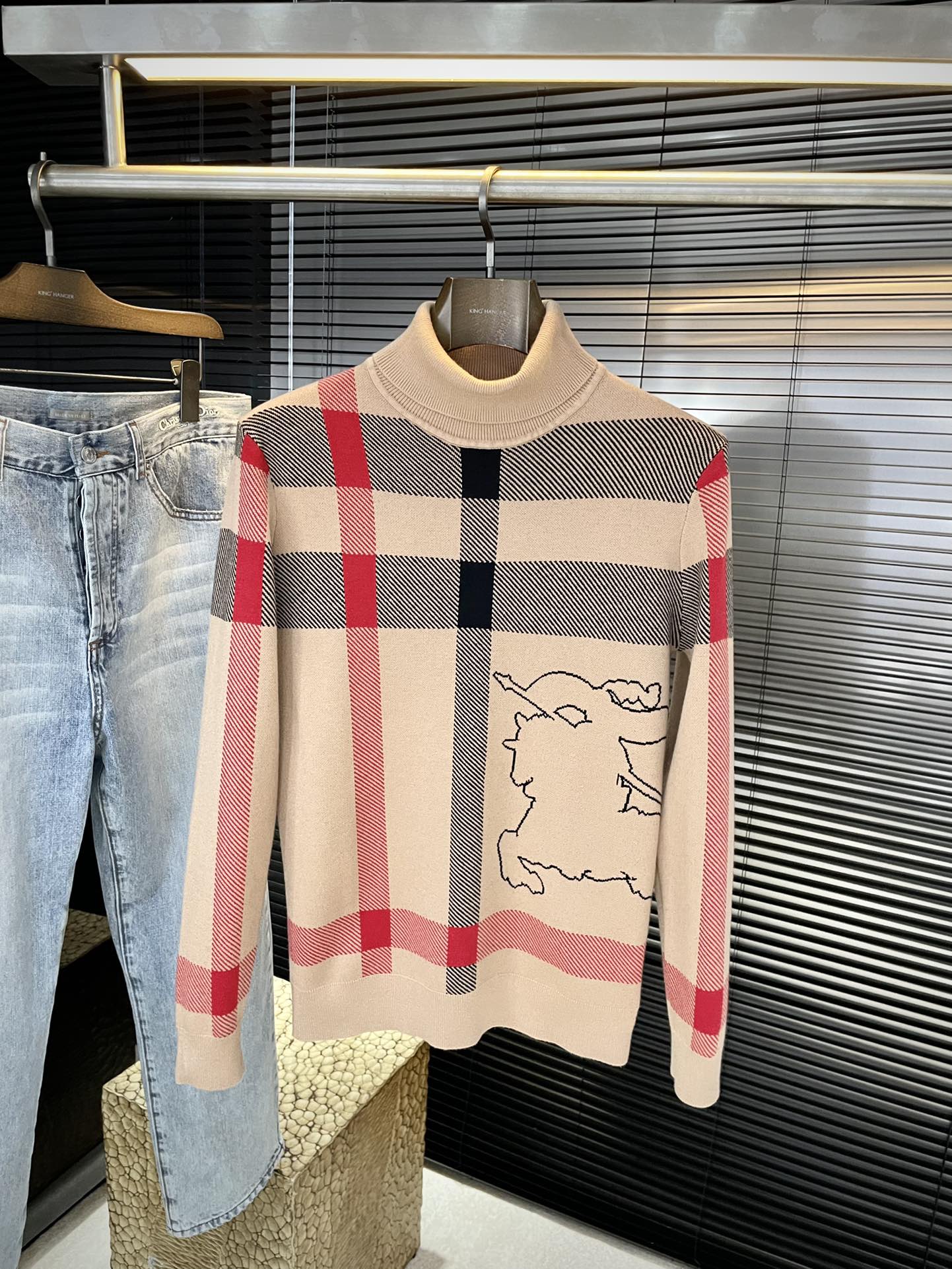 NO:613229,P Burber's 2025 autumn and winter new sweaters. This year's latest fabric is made of imported first-class Tencel wool fabric. It is simple, elegant and easy to match. The combination is personalized and fashionable, that is, you don't have to think about what to wear for too long when you wake up in the morning. Simple and casual can never go wrong. Wear it with multiple layers and it is full of fashion!  Size M to XXXL,,burberry,burberry,sweaters,alexander wang19860909P  Burber（巴宝）2025秋冬季新品毛衣,今年最新面料采用进口一等品天丝羊毛面料,简单大方易搭配 搭配个性时尚,就是你早上起来不用思考太久要穿什么.而简单休闲永远不会出错.穿出多层次感潮犯十足！尺码 M一XXXL,,burberry,burberry,sweaters,alexander wang,Men's clothing