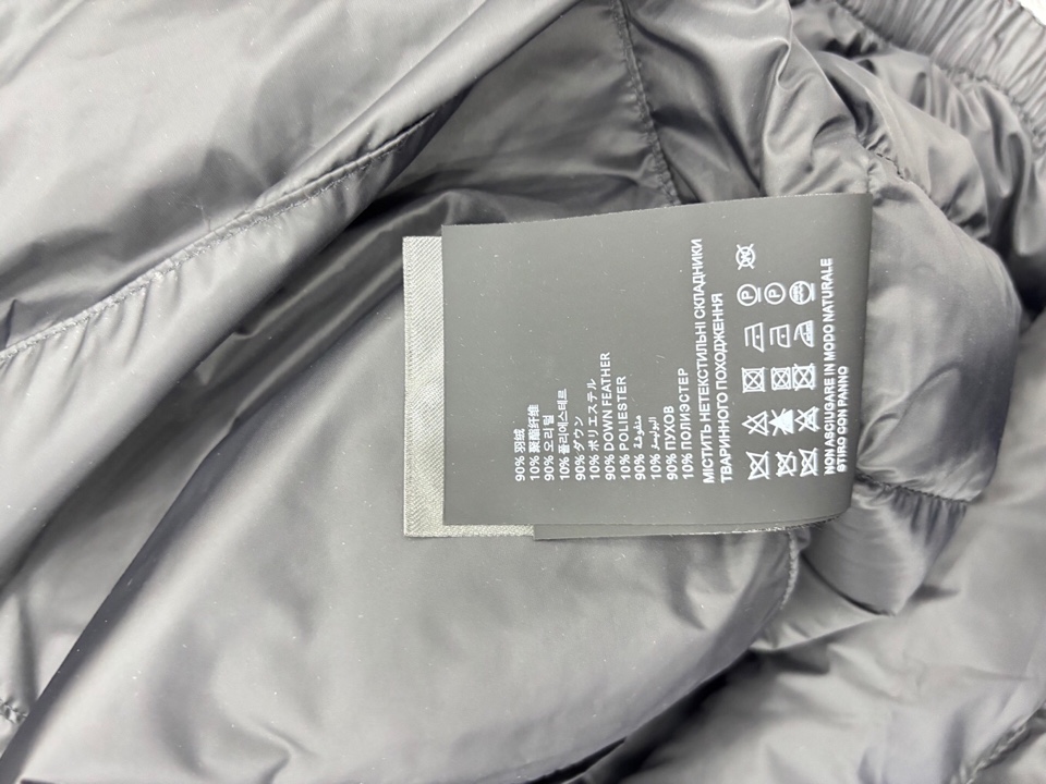 Prada 普拉达新款轻薄款羽绒服\n码数：M-XXXL （下单请报身高体重）