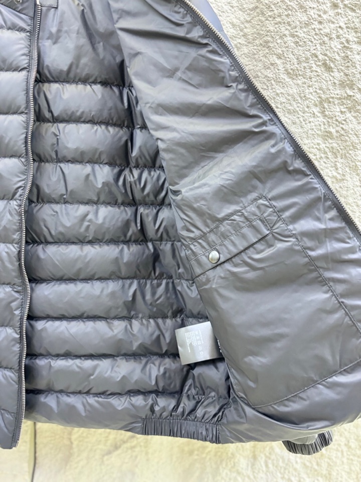 Prada 普拉达新款轻薄款羽绒服\n码数：M-XXXL （下单请报身高体重）