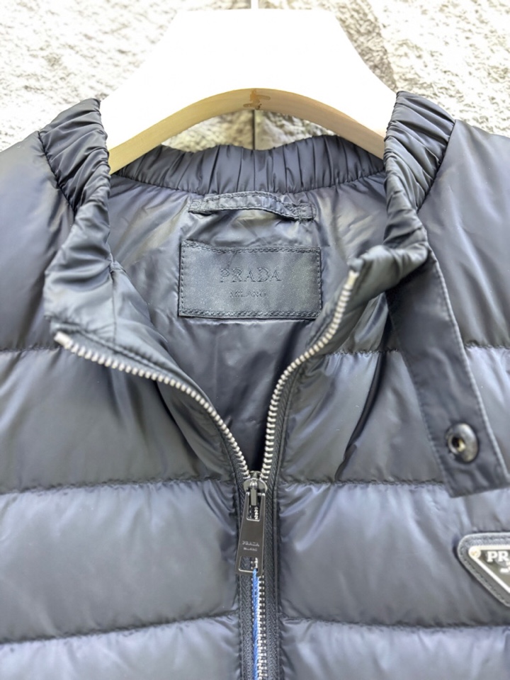 Prada 普拉达新款轻薄款羽绒服\n码数：M-XXXL （下单请报身高体重）