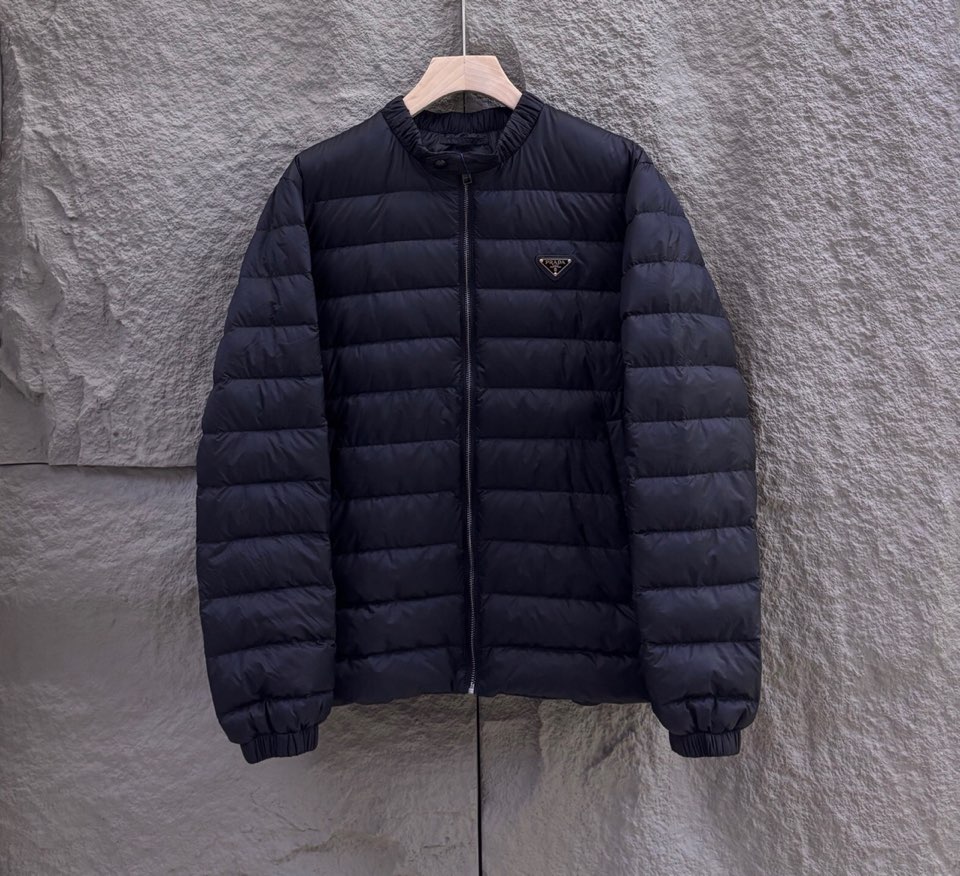 Prada 普拉达新款轻薄款羽绒服\n码数：M-XXXL （下单请报身高体重）