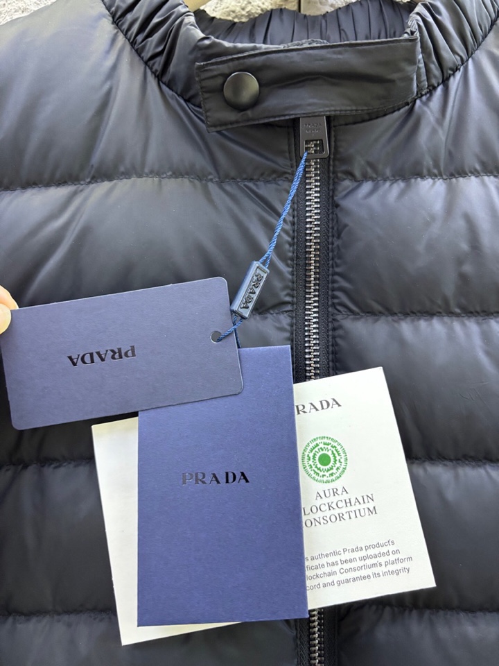 Prada 普拉达新款轻薄款羽绒服\n码数：M-XXXL （下单请报身高体重）