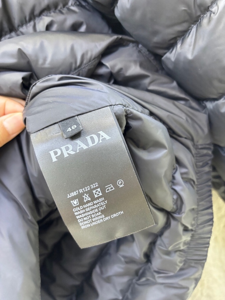 Prada 普拉达新款轻薄款羽绒服\n码数：M-XXXL （下单请报身高体重）