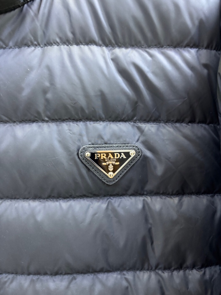 Prada 普拉达新款轻薄款羽绒服\n码数：M-XXXL （下单请报身高体重）