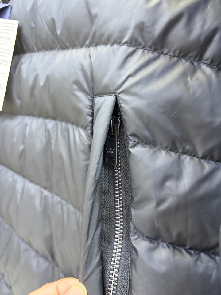 Prada 普拉达新款轻薄款羽绒服\n码数：M-XXXL （下单请报身高体重）