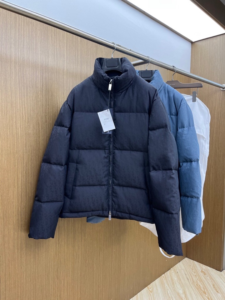 Dior 迪奥25FW新款印花立领羽绒服外套，男女同款情侣款，面料采用科技提花技术：在面料上应用激光提花