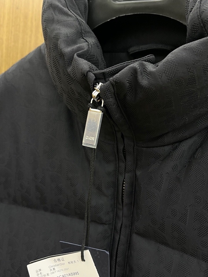 Dior 迪奥25FW新款印花立领羽绒服外套，男女同款情侣款，面料采用科技提花技术：在面料上应用激光提花