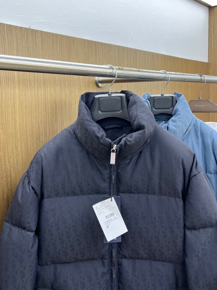 Dior 迪奥25FW新款印花立领羽绒服外套，男女同款情侣款，面料采用科技提花技术：在面料上应用激光提花