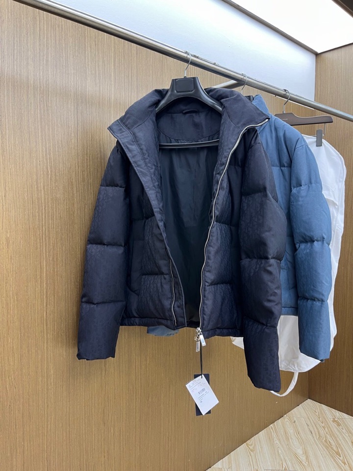 Dior 迪奥25FW新款印花立领羽绒服外套，男女同款情侣款，面料采用科技提花技术：在面料上应用激光提花