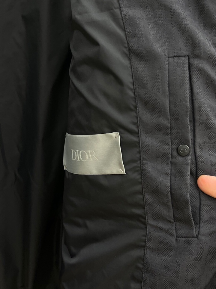 Dior 迪奥25FW新款印花立领羽绒服外套，男女同款情侣款，面料采用科技提花技术：在面料上应用激光提花