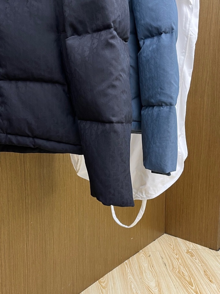 Dior 迪奥25FW新款印花立领羽绒服外套，男女同款情侣款，面料采用科技提花技术：在面料上应用激光提花