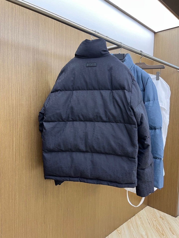 Dior 迪奥25FW新款印花立领羽绒服外套，男女同款情侣款，面料采用科技提花技术：在面料上应用激光提花