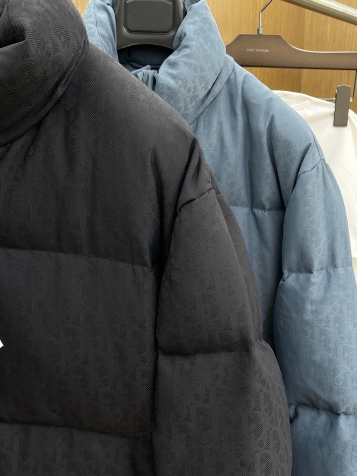 Dior 迪奥25FW新款印花立领羽绒服外套，男女同款情侣款，面料采用科技提花技术：在面料上应用激光提花