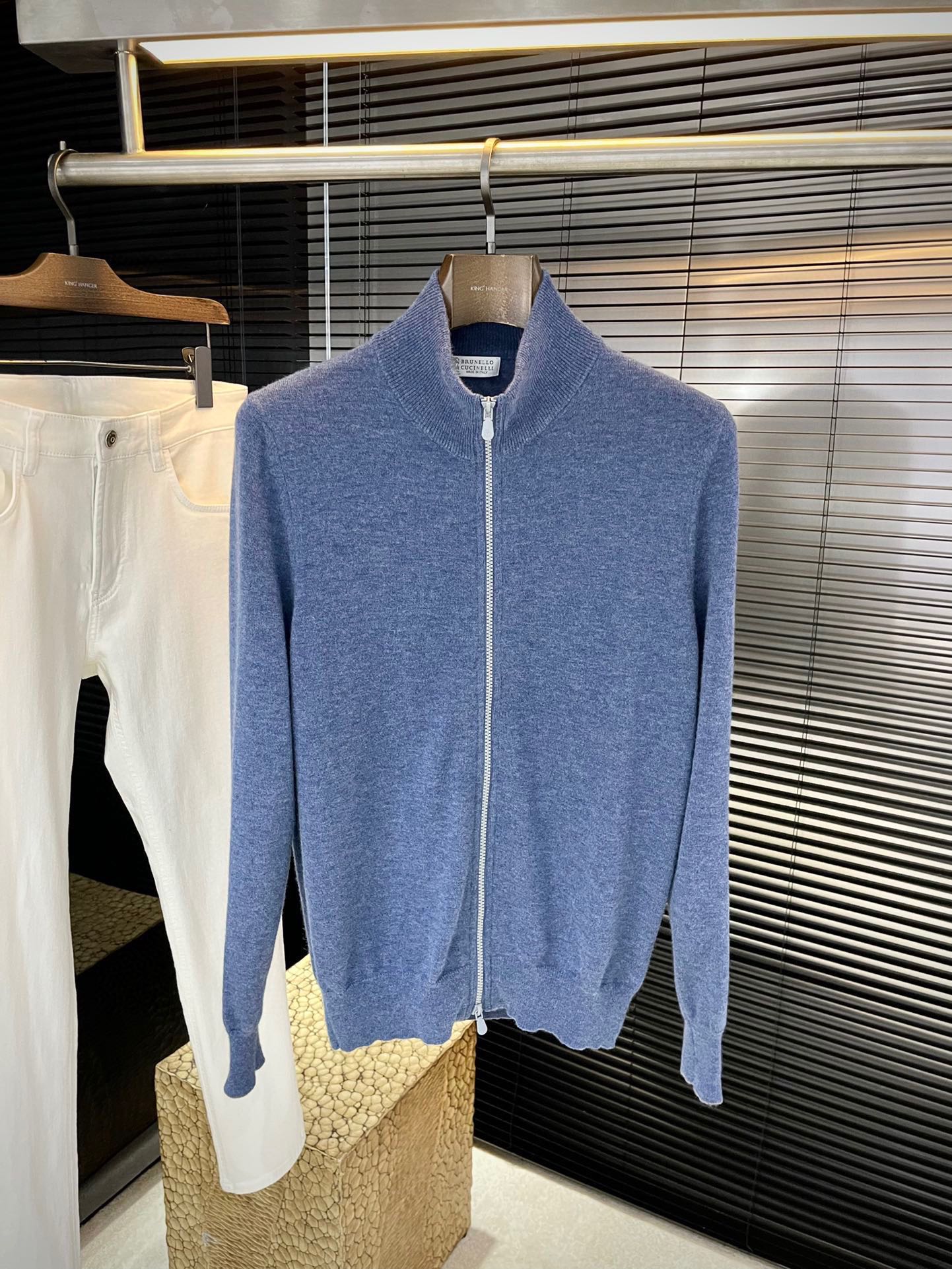 NO:613233,P BC 2025 autumn and winter new cardigan woolen sweater. This year’s latest fabric is imported first-class wool fabric. It is simple, elegant and easy to match. The matching is personalized and fashionable, which means you don’t have to think for too long about what to wear when you wake up in the morning. And simplicity will never go wrong. Wear it with multiple layers and it will be fashionable!  Size 48-56,,sweaters,alexander wang19860909P  BC 2025秋冬季新品开衫羊毛衣,今年最新面料采用进口一等品羊毛面料,简单大方易搭配 搭配个性时尚,就是你早上起来不用思考太久要穿什么.而简单永远不会出错.穿出多层次感潮犯十足！尺码 48-56,,sweaters,alexander wang,Men's clothing