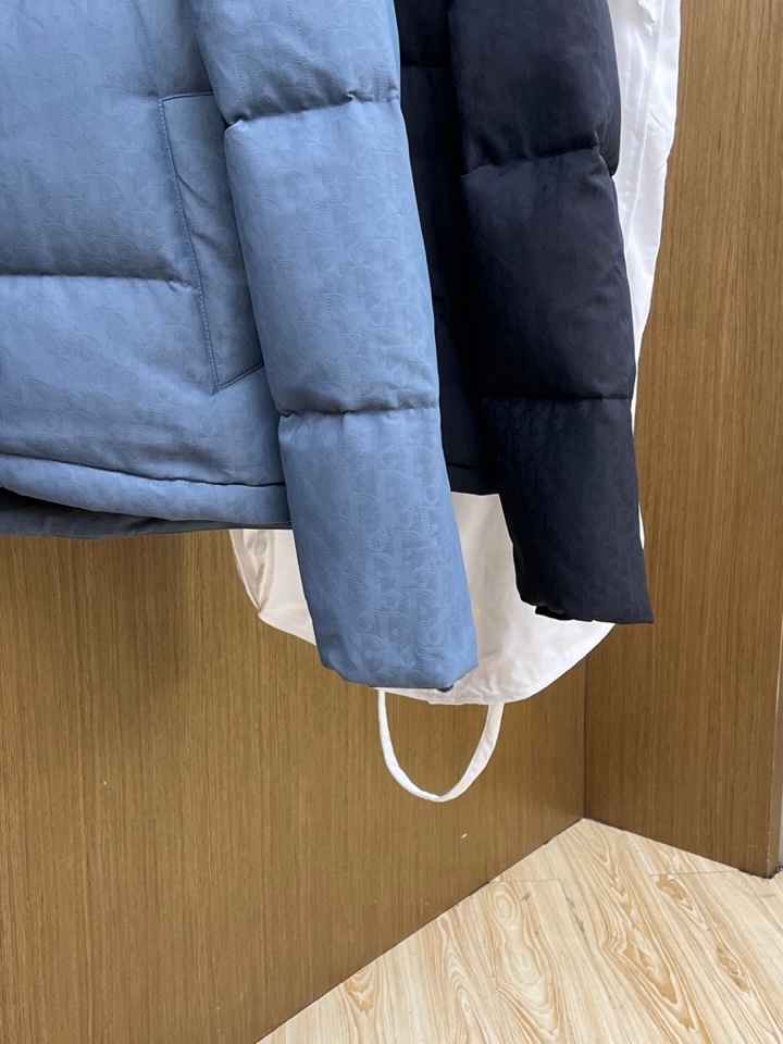Dior 迪奥25FW新款印花立领羽绒服外套，男女同款情侣款，面料采用科技提花技术：在面料上应用激光提花
