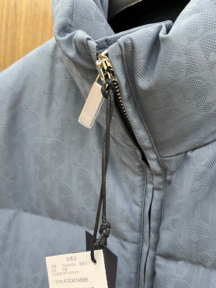 Dior 迪奥25FW新款印花立领羽绒服外套，男女同款情侣款，面料采用科技提花技术：在面料上应用激光提花