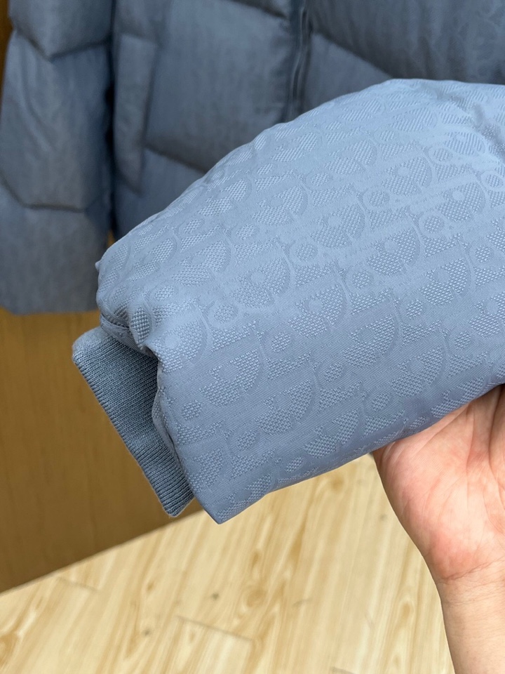 Dior 迪奥25FW新款印花立领羽绒服外套，男女同款情侣款，面料采用科技提花技术：在面料上应用激光提花