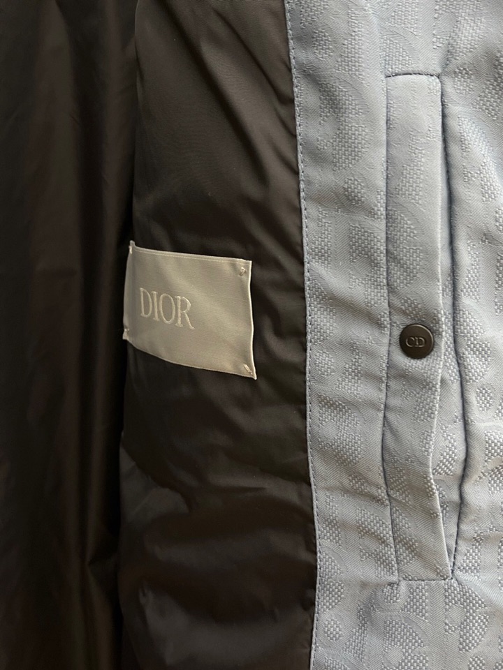 Dior 迪奥25FW新款印花立领羽绒服外套，男女同款情侣款，面料采用科技提花技术：在面料上应用激光提花