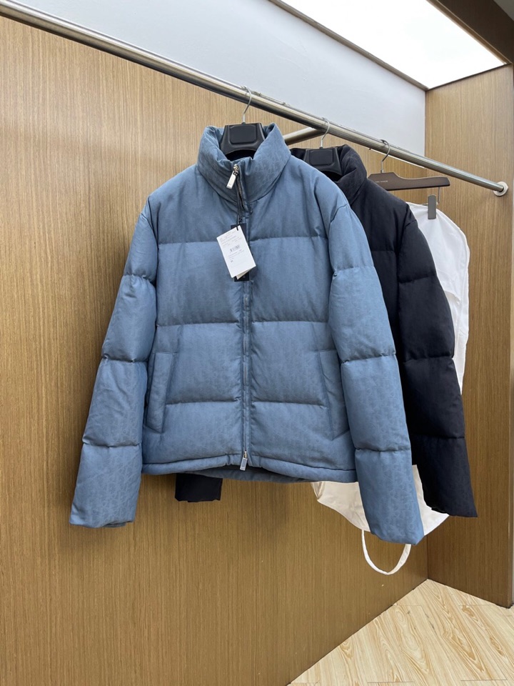 Dior 迪奥25FW新款印花立领羽绒服外套，男女同款情侣款，面料采用科技提花技术：在面料上应用激光提花