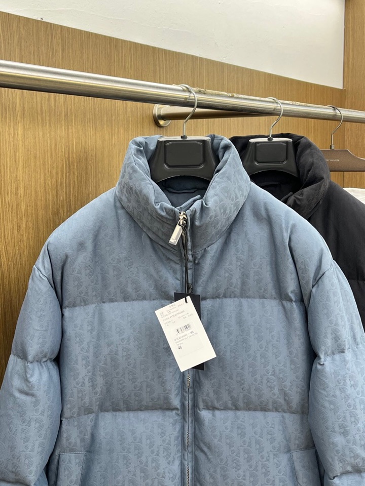 Dior 迪奥25FW新款印花立领羽绒服外套，男女同款情侣款，面料采用科技提花技术：在面料上应用激光提花