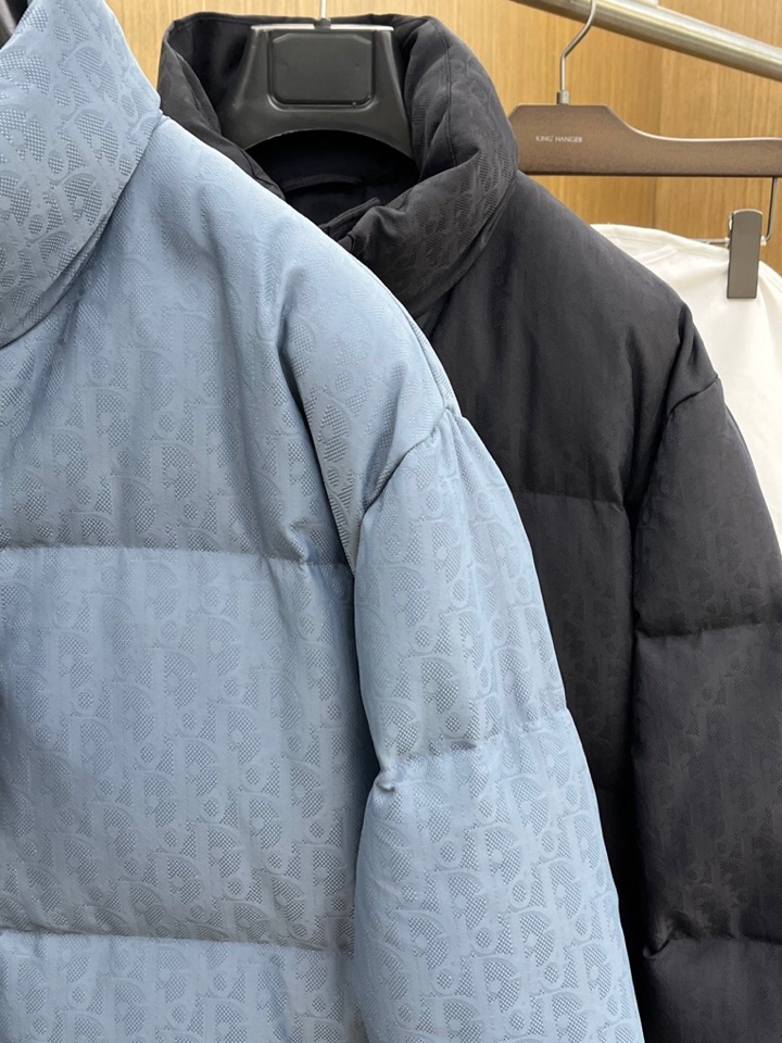Dior 迪奥25FW新款印花立领羽绒服外套，男女同款情侣款，面料采用科技提花技术：在面料上应用激光提花