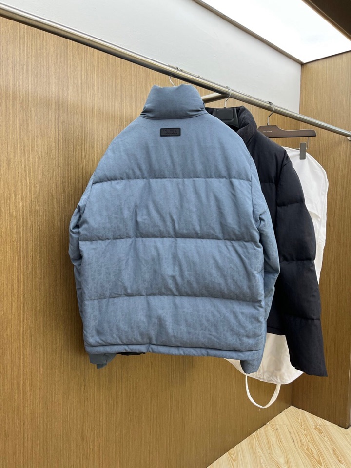 Dior 迪奥25FW新款印花立领羽绒服外套，男女同款情侣款，面料采用科技提花技术：在面料上应用激光提花