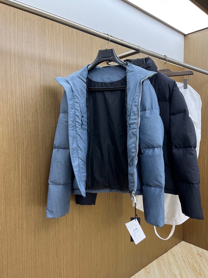 Dior 迪奥25FW新款印花立领羽绒服外套，男女同款情侣款，面料采用科技提花技术：在面料上应用激光提花