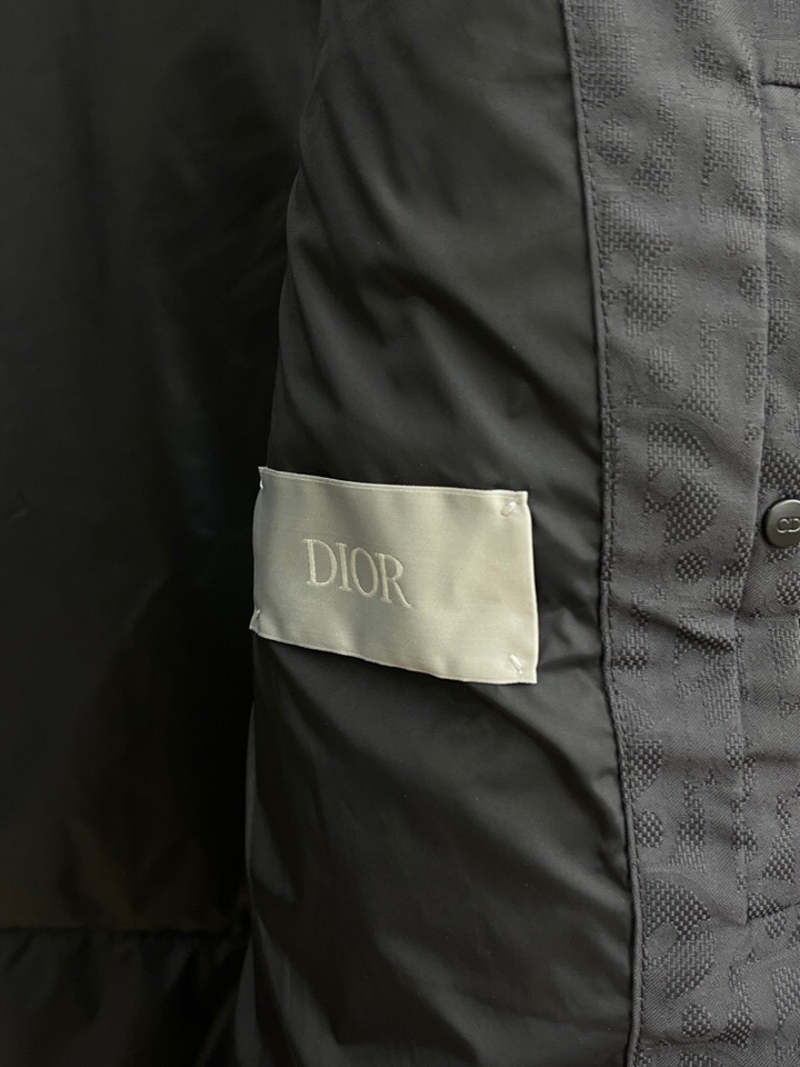 Dior 迪奥25FW新款印花羽绒马甲，男女同款情侣款，面料采用科技提花技术：在面料上应用激光提花技术，