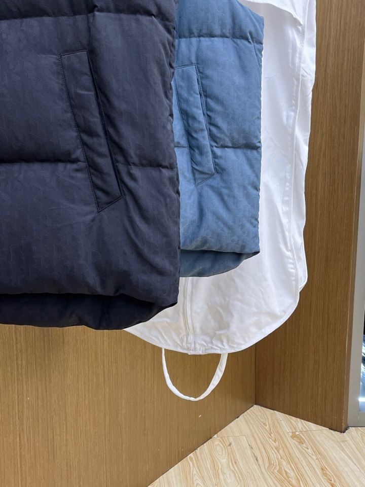 Dior 迪奥25FW新款印花羽绒马甲，男女同款情侣款，面料采用科技提花技术：在面料上应用激光提花技术，