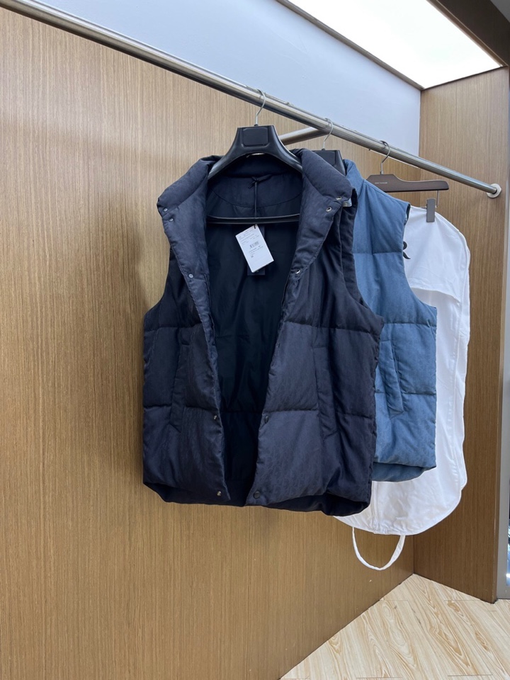 Dior 迪奥25FW新款印花羽绒马甲，男女同款情侣款，面料采用科技提花技术：在面料上应用激光提花技术，