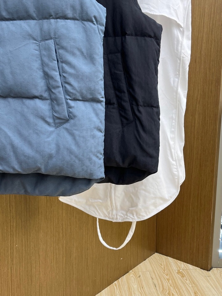 Dior 迪奥25FW新款印花羽绒马甲，男女同款情侣款，面料采用科技提花技术：在面料上应用激光提花技术，