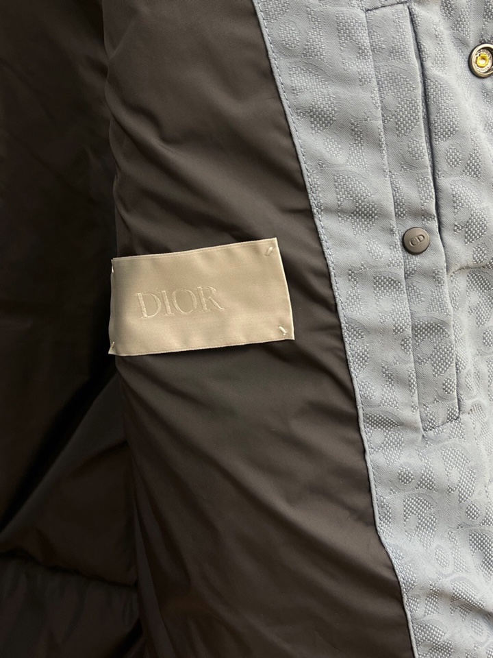 Dior 迪奥25FW新款印花羽绒马甲，男女同款情侣款，面料采用科技提花技术：在面料上应用激光提花技术，