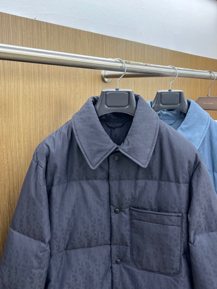 Dior 迪奥25FW新款印花翻领羽绒服，男女同款情侣款，面料采用科技提花技术：在面料上应用激光提花技术