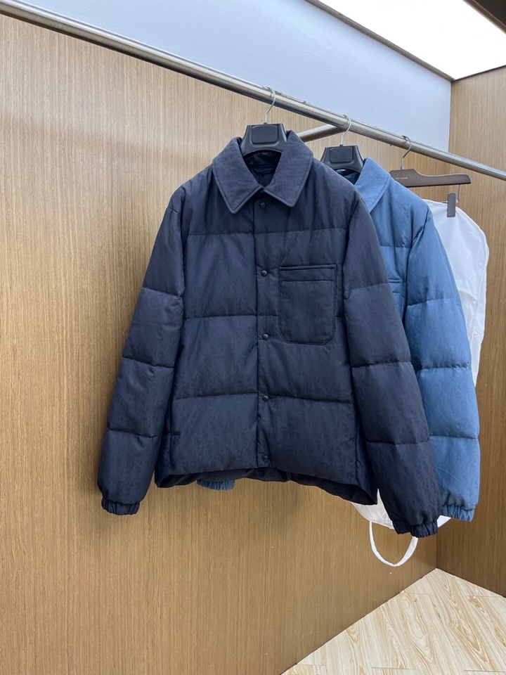 Dior 迪奥25FW新款印花翻领羽绒服，男女同款情侣款，面料采用科技提花技术：在面料上应用激光提花技术