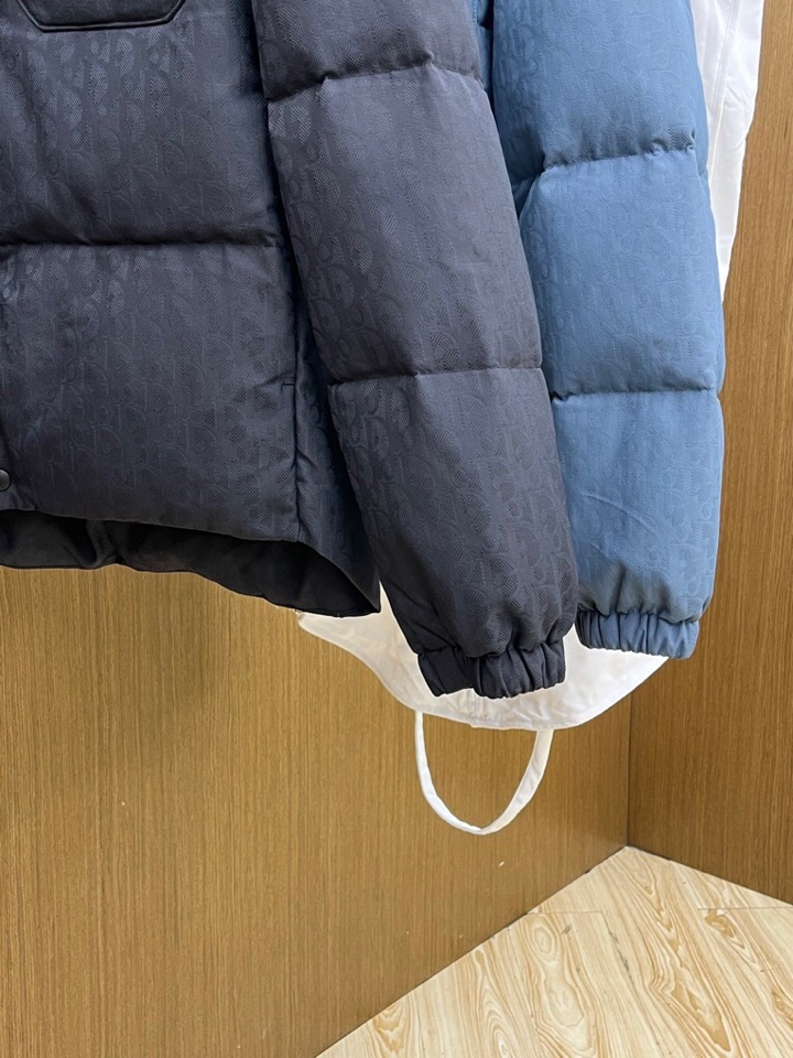 Dior 迪奥25FW新款印花翻领羽绒服，男女同款情侣款，面料采用科技提花技术：在面料上应用激光提花技术