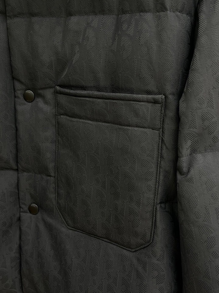 Dior 迪奥25FW新款印花翻领羽绒服，男女同款情侣款，面料采用科技提花技术：在面料上应用激光提花技术