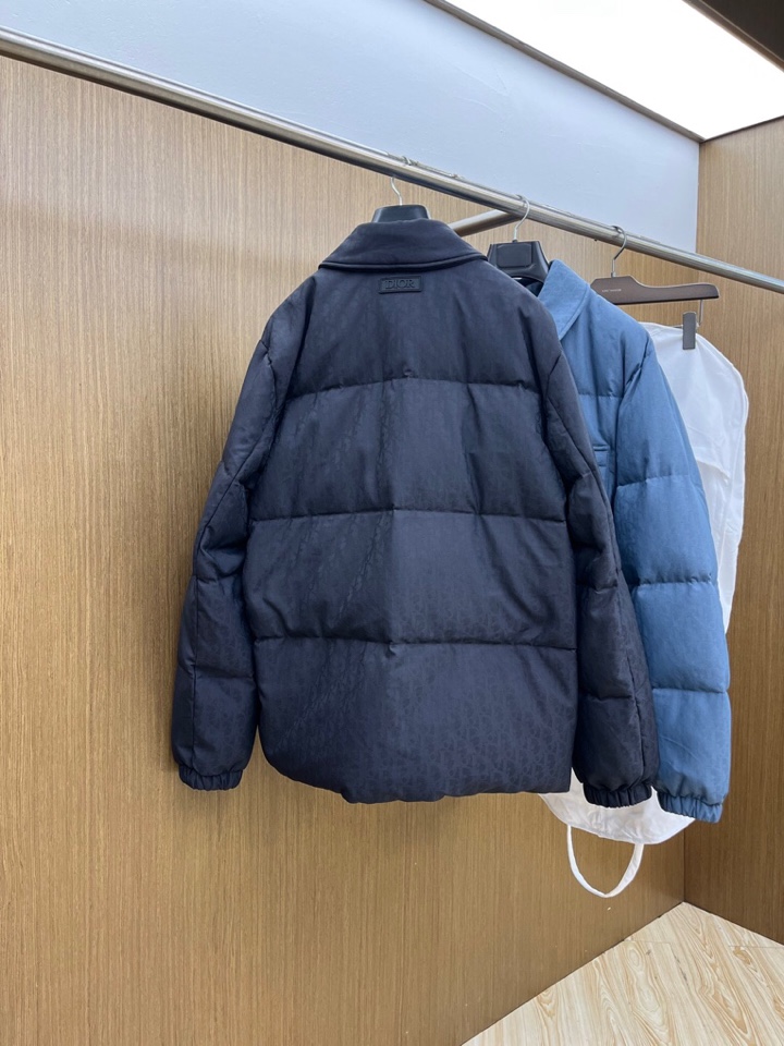Dior 迪奥25FW新款印花翻领羽绒服，男女同款情侣款，面料采用科技提花技术：在面料上应用激光提花技术