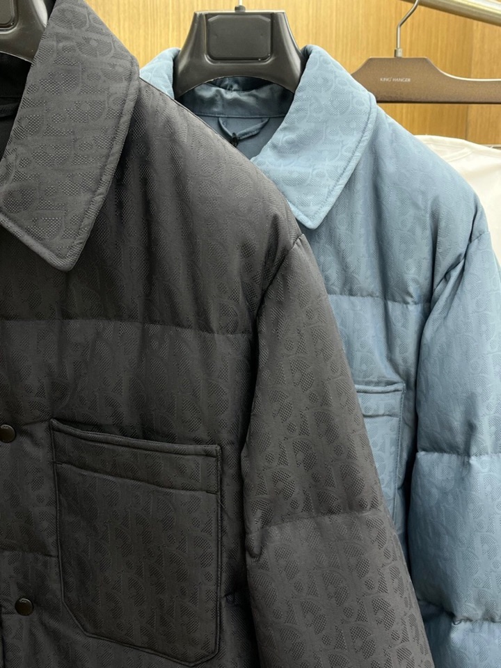 Dior 迪奥25FW新款印花翻领羽绒服，男女同款情侣款，面料采用科技提花技术：在面料上应用激光提花技术