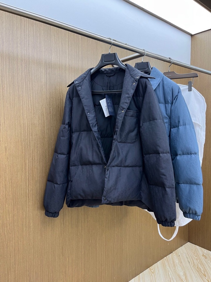 Dior 迪奥25FW新款印花翻领羽绒服，男女同款情侣款，面料采用科技提花技术：在面料上应用激光提花技术