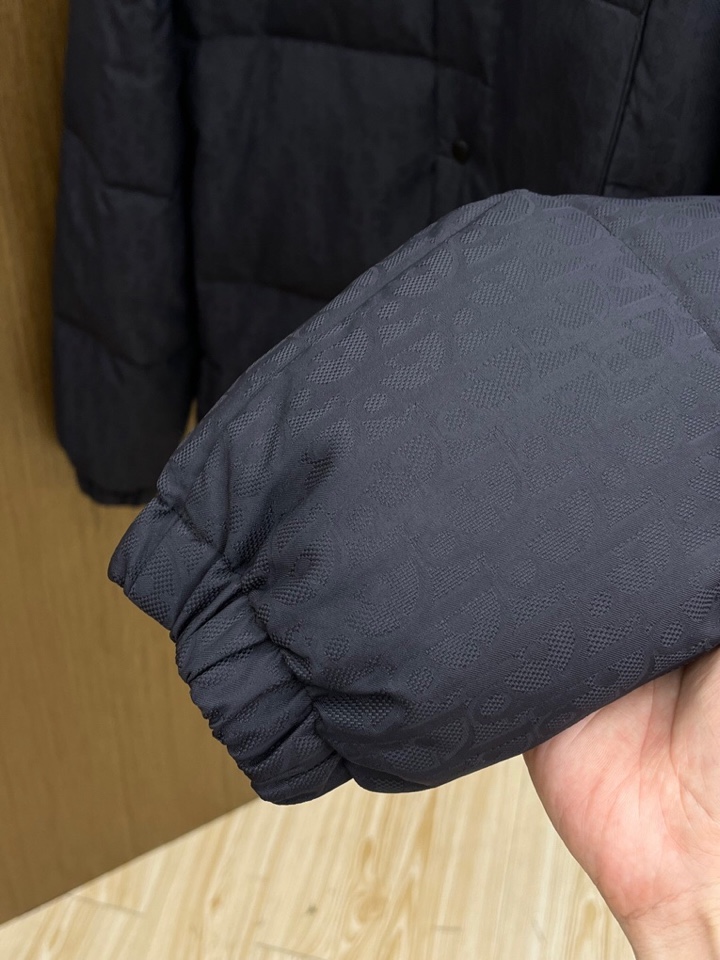 Dior 迪奥25FW新款印花翻领羽绒服，男女同款情侣款，面料采用科技提花技术：在面料上应用激光提花技术