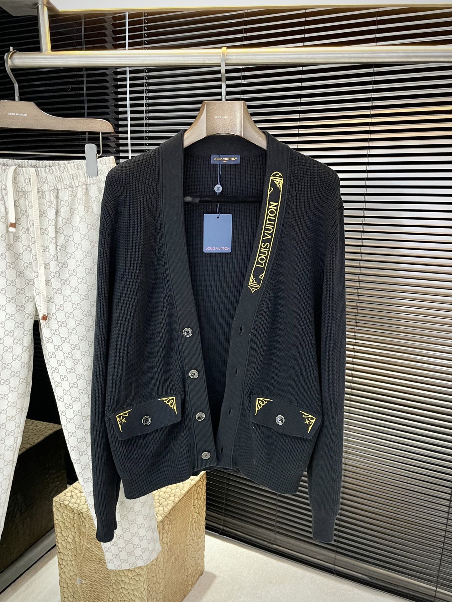 NO:613236,P LOUIS VU (Louis) 2025 autumn and winter new cardigan woolen sweater. This year’s latest fabric is imported first-class wool fabric. It is simple, elegant and easy to match. The matching is personalized and fashionable, which means you don’t have to think for too long about what to wear when you wake up in the morning. And simplicity will never go wrong. Wear it with multiple layers and it is full of fashion!  Size 48-56,,louis vuitton,louis vuitton,sweaters,alexander wang19860909P  LOUIS VU（路易） 2025秋冬季新品开衫羊毛衣,今年最新面料采用进口一等品羊毛面料,简单大方易搭配 搭配个性时尚,就是你早上起来不用思考太久要穿什么.而简单永远不会出错.穿出多层次感潮犯十足！尺码 48-56,,louis vuitton,louis vuitton,sweaters,alexander wang,Men's clothing