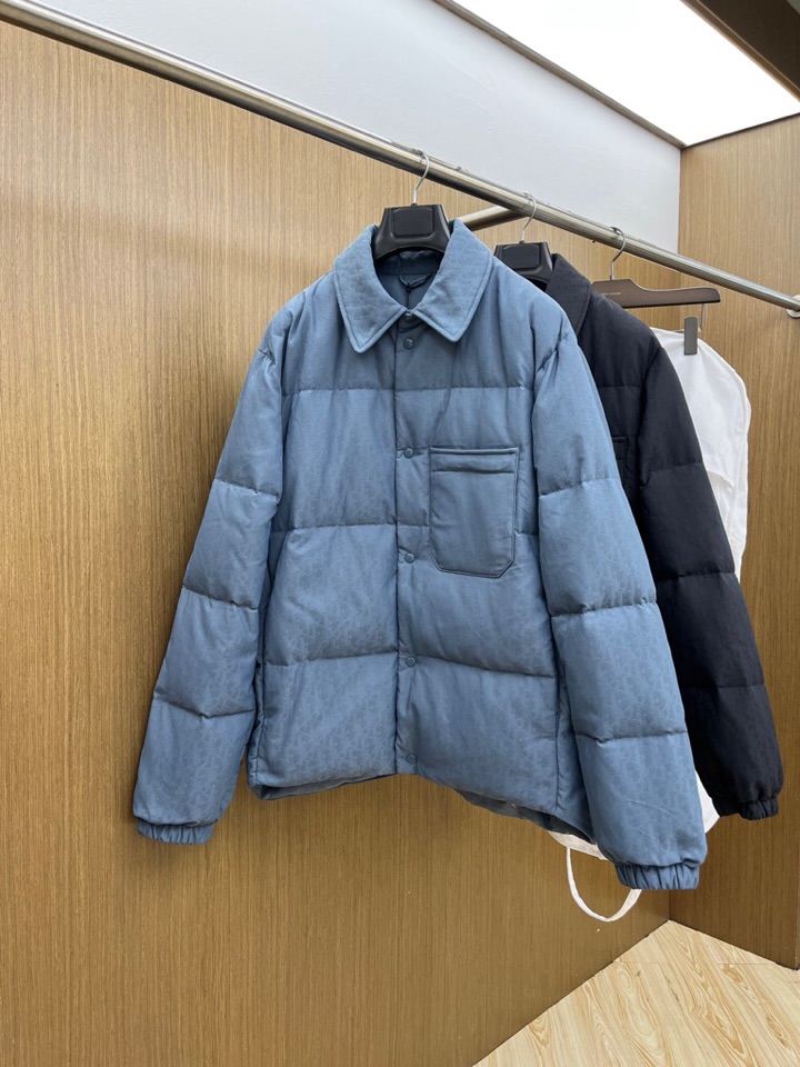 Dior 迪奥25FW新款印花翻领羽绒服，男女同款情侣款，面料采用科技提花技术：在面料上应用激光提花技术