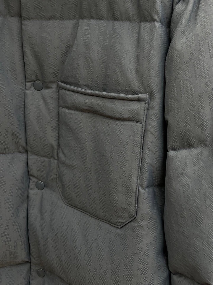 Dior 迪奥25FW新款印花翻领羽绒服，男女同款情侣款，面料采用科技提花技术：在面料上应用激光提花技术