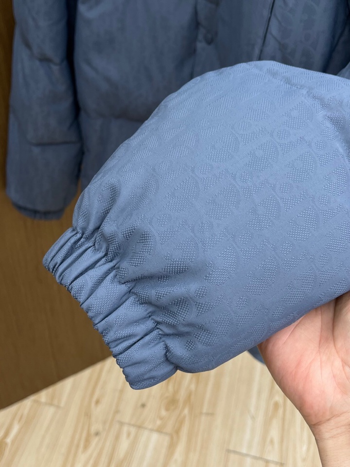 Dior 迪奥25FW新款印花翻领羽绒服，男女同款情侣款，面料采用科技提花技术：在面料上应用激光提花技术